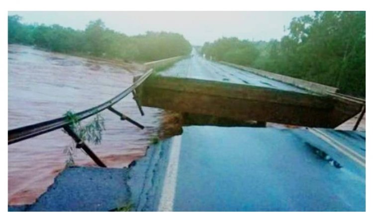 Forte chuva derruba ponte do Rio Capanema