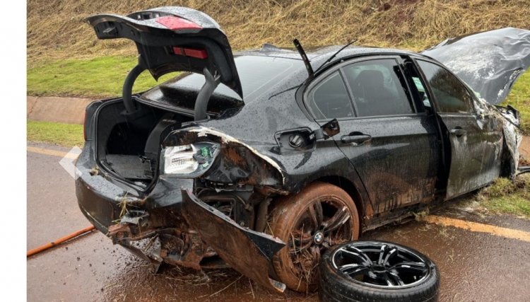 BMW de  Cascavel bate em barranco na BR-369 em Corbélia