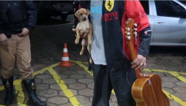 Com violão e cachorro em mãos, motorista é preso por embriaguez na PR-180 
