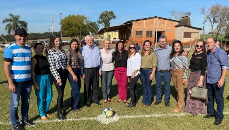 Grupo Feminino da Copacol revitaliza campo de futebol em Nova Aurora 