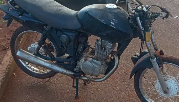 Motocicleta furtada é recuperada em Cafelândia bastante danificada 
