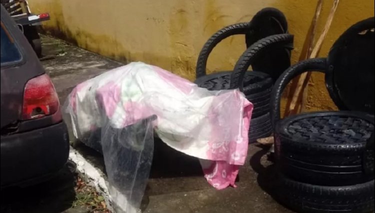 Homem leva corpo da m&atilde;e em carro de m&atilde;o para cemit&eacute;rio 