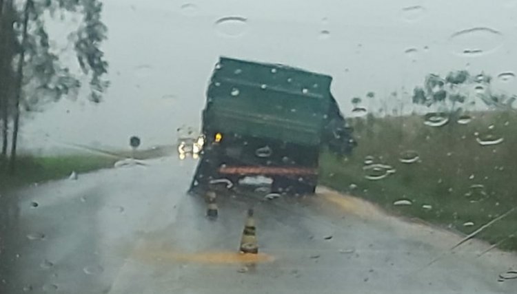 Acidente &eacute; registrado entre Cafel&acirc;ndia e a Penha, carro bate em &aacute;rvore