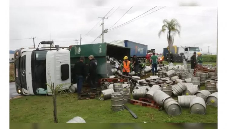 Caminh&atilde;o carregado com barris de chopp tomba em rodovia