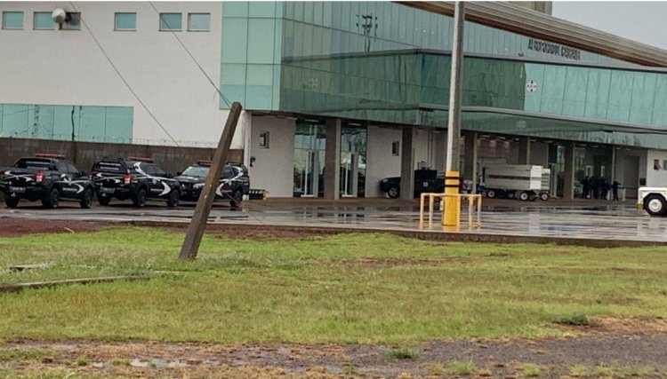 Detentos de Cascavel s&atilde;o transferidos em voo comercial&nbsp;