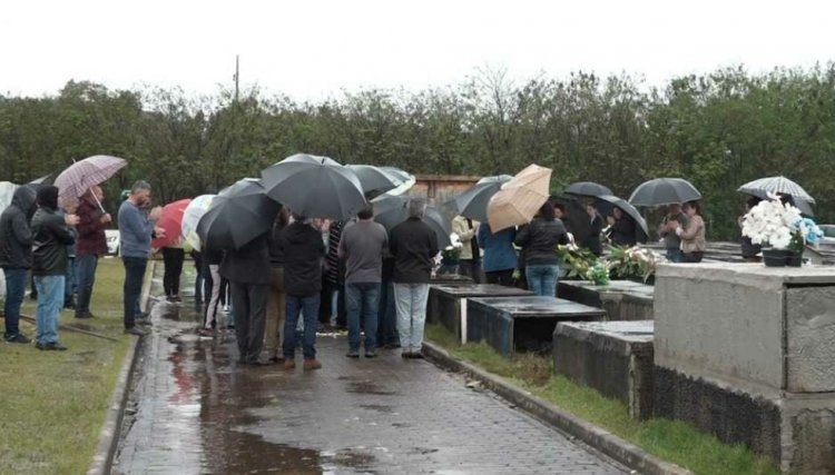 Mulher morta por golpes de faca feito por andarilha &eacute; enterrada em Cascavel