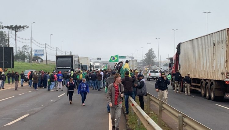 BR-277 &eacute; bloqueada por manifestantes no Trevo Cataratas em Cascavel neste momento 