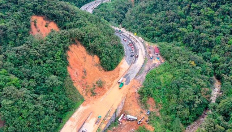 Equipes retiram terra na BR 376 e continuam buscas por v&iacute;timas