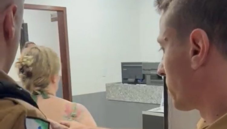 Mulher &eacute; presa ap&oacute;s furar bloqueio e atropelar manifestantes em Cascavel&nbsp;