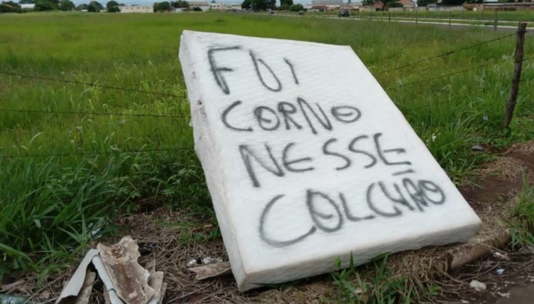 Fui corno nesse colchão: objeto é achado por moradores e chama a atenção