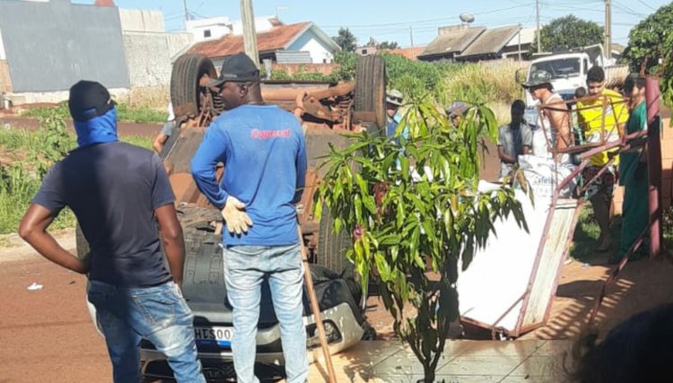 Carro fica com as rodas para cima ap&oacute;s colis&atilde;o em Cafel&acirc;ndia