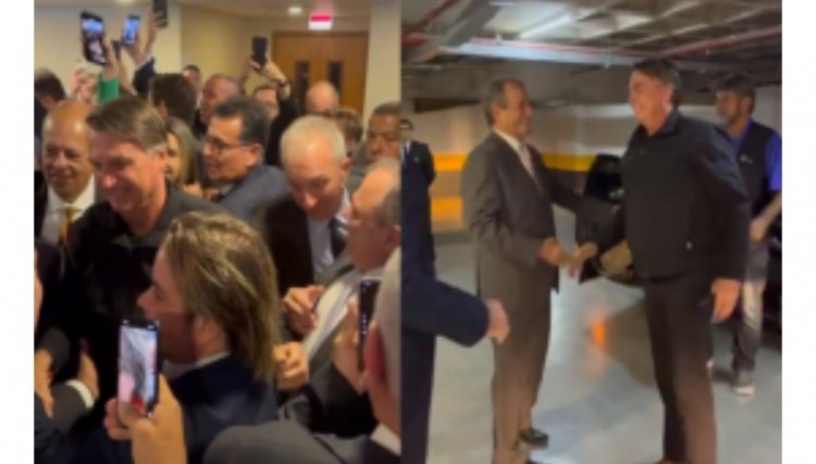 Várias pessoas com bandeira do Brasil recepcionam chegada do ex-presidente Bolsonaro 