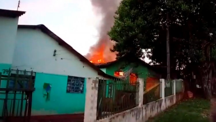 Casa localizada no BNH em Cafelândia fica destruída após incêndio