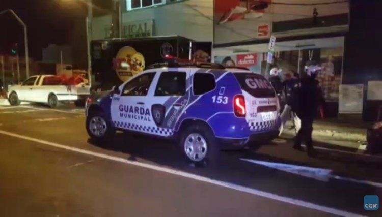 Carro bate em caminhão de lanche e fere trabalhadora
