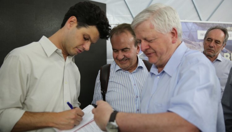 Presidente da Copacol entrega propostas de melhorias na distribuição de energia para o presidente da Copel