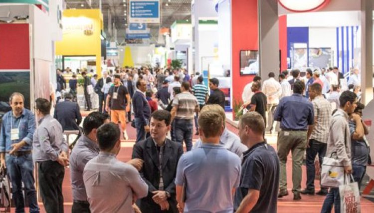 Cobb-Vantress recebe clientes no SIAVS com experiência em 3D e caminhão tecnológico