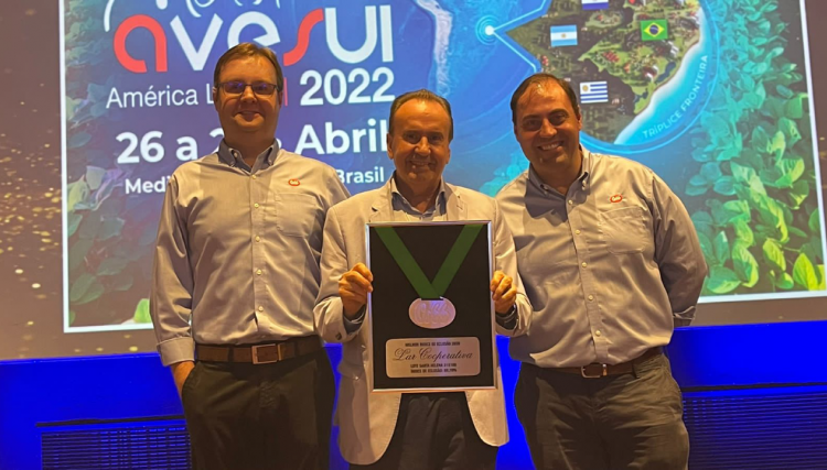 Lar é premiada pela Cobb-Vantress por melhor índice de eclosão no PR