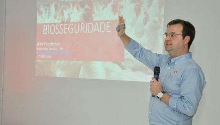 Cobb-Vantress apresenta biosseguridade e manejo em evento para equipe da Agroaraça