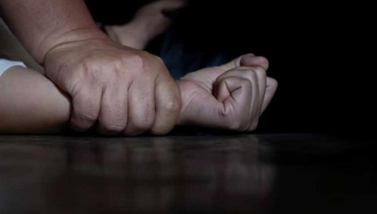 Mãe filma filha de 10 anos sendo abusada pelo namorado e casal acaba preso