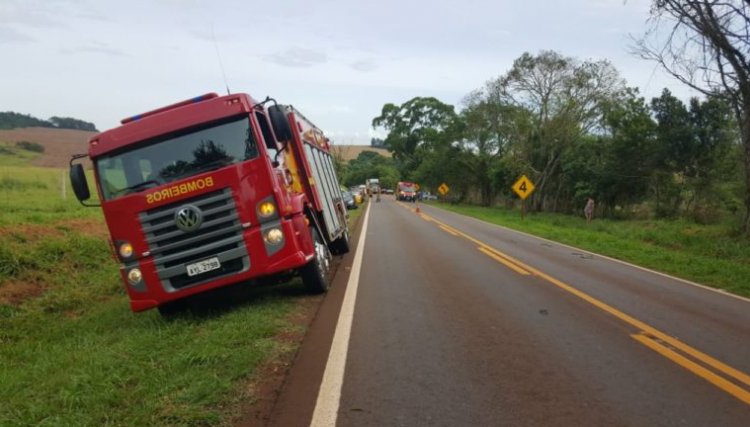 Grupo de ciclistas fazem oração a vitíma de acidente na Pr-180