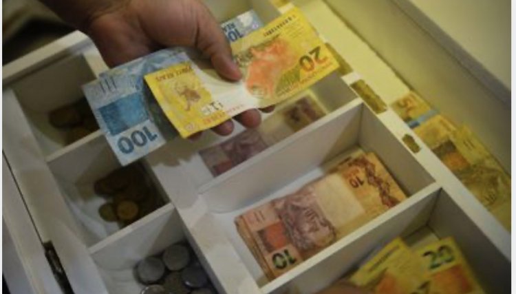 Brasileiros usam cada vez menos dinheiro em espécie, diz BC