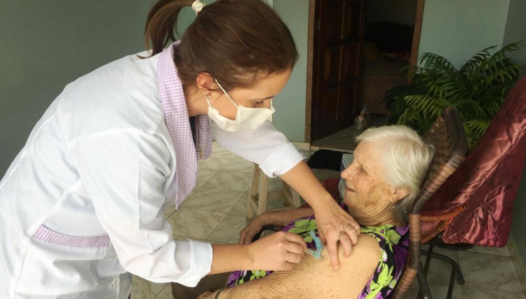 Idosos com mais de 90 anos estão sendo imunizados contra a Covid-19 em Jesuítas