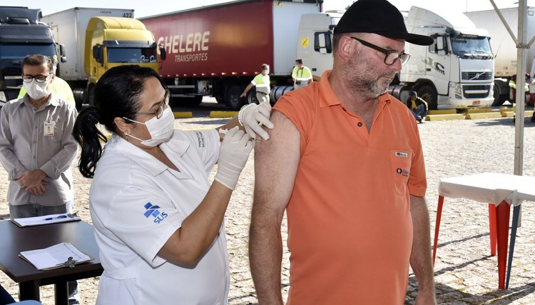 PR vai destinar vacinas contra a covid para motoristas de carga pesada