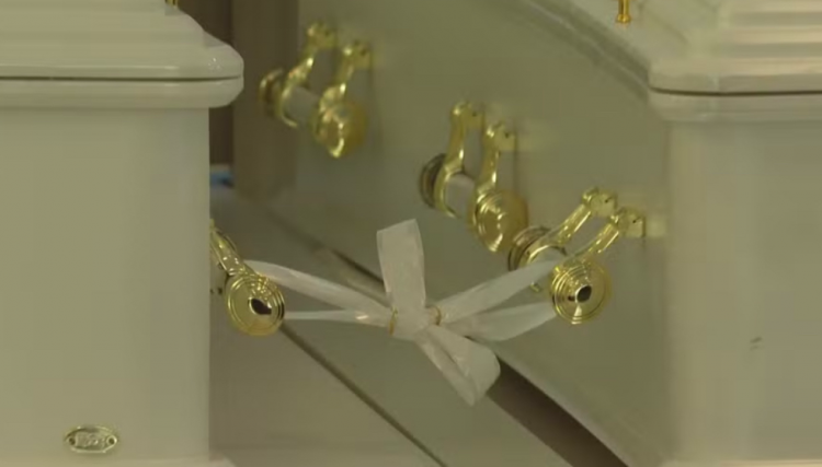 Fita branca com alian&ccedil;as une caix&otilde;es de casal v&iacute;tima de queda de avi&atilde;o em SP