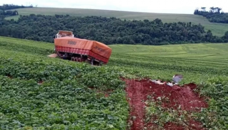 Motorista Vira Refém em Caminhão Atolado: Dono da Terra Cobra R$ 22 mil para liberar veículo