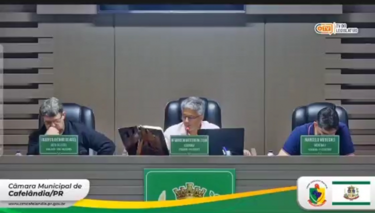 Presidente da Câmara de Vereadores de Cafelândia crítica sujeira na cidade, falta de remédios e uso de máquinas em área particular, veja o vídeo