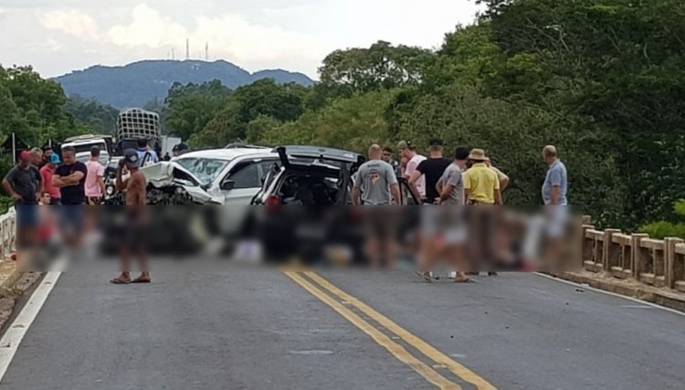 Seis pessoas morrem em acidente de carro após uma colisão frontal