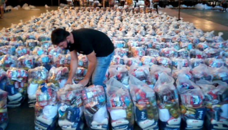 Itaipu beneficia 500 famílias com a doação de cestas básicas