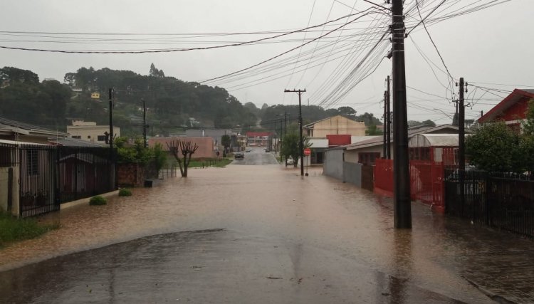 Fam&iacute;lias atingidas pelas chuvas no Paran&aacute; chega a 5,5 mil 